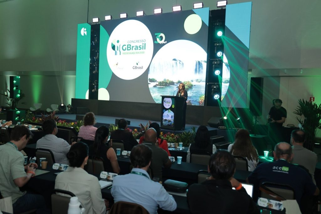 Livro dos 30 anos do GBrasil celebra legado contábil durante congresso em Foz do Iguaçu