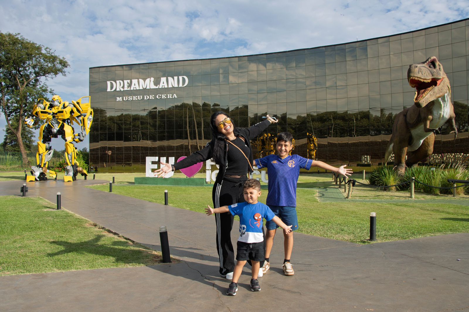 Milene Pavorô visita Foz do Iguaçu e celebra atrações do Dreams Park Show