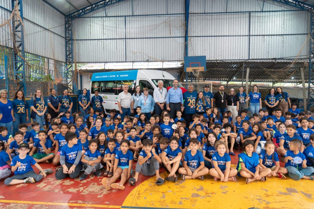 Itaipu Entrega Van para a Associação Um Chute para o Futuro em Foz do Iguaçu