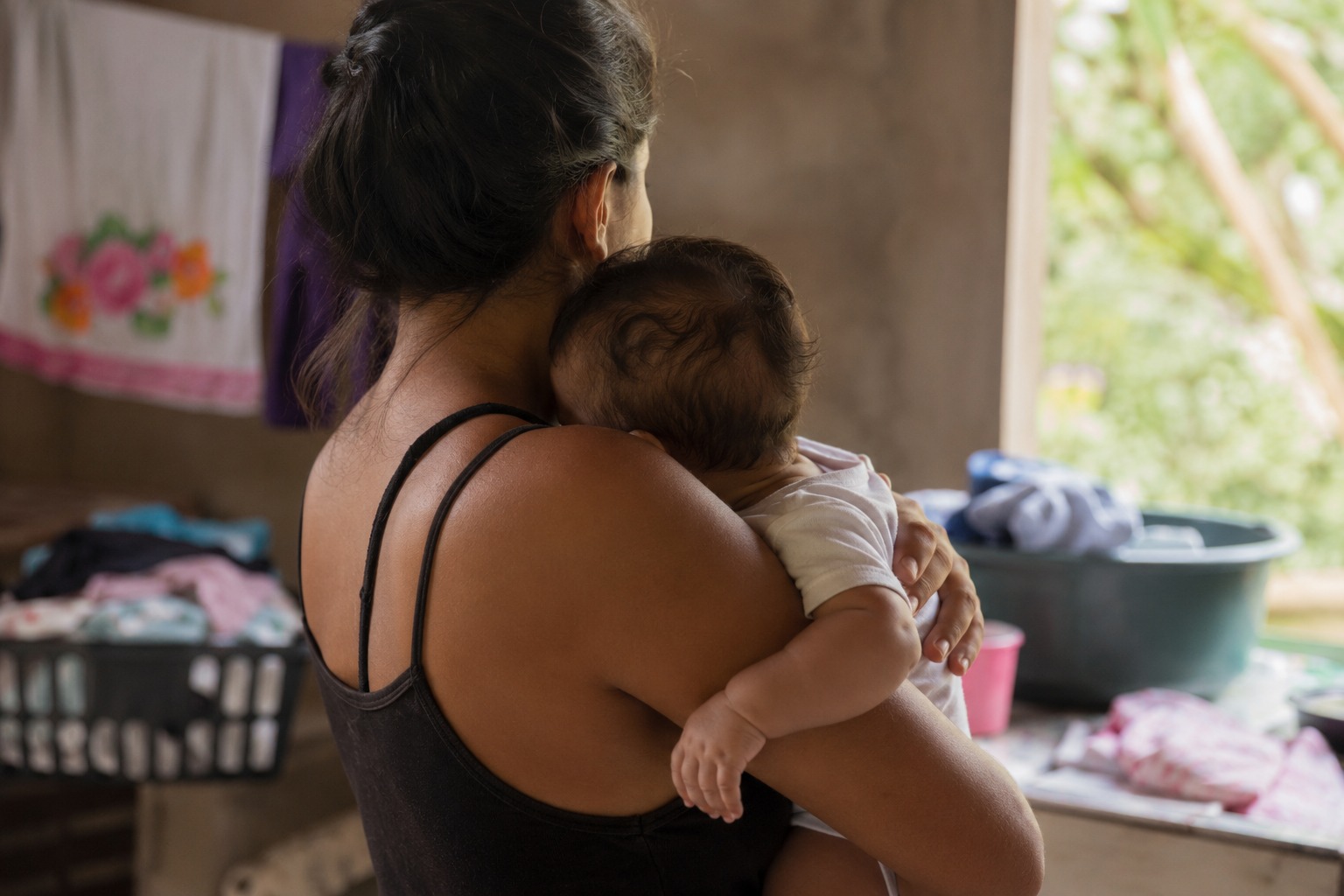 Maioria dos jovens nem-nem inativos no Brasil são mulheres sobrecarregadas pelo cuidado