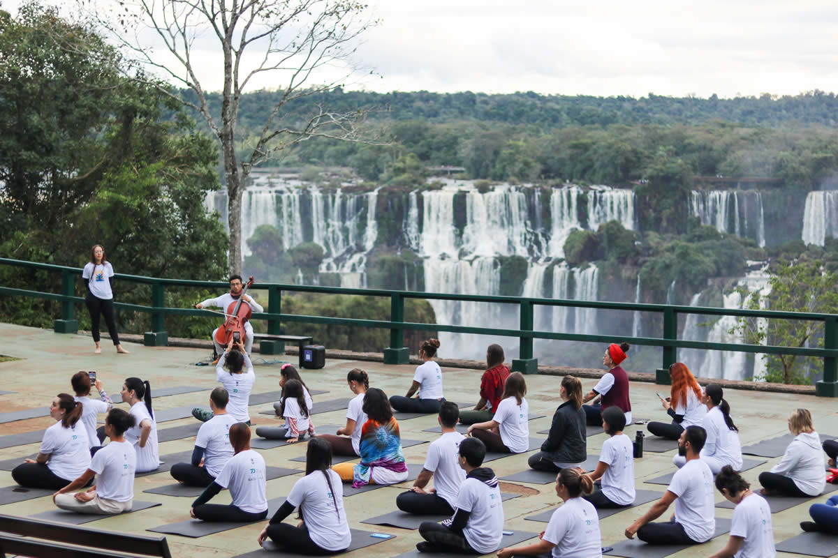 Foz do Iguaçu celebra Dia Internacional do Yoga com presença do Embaixador da Índia e ações sociais