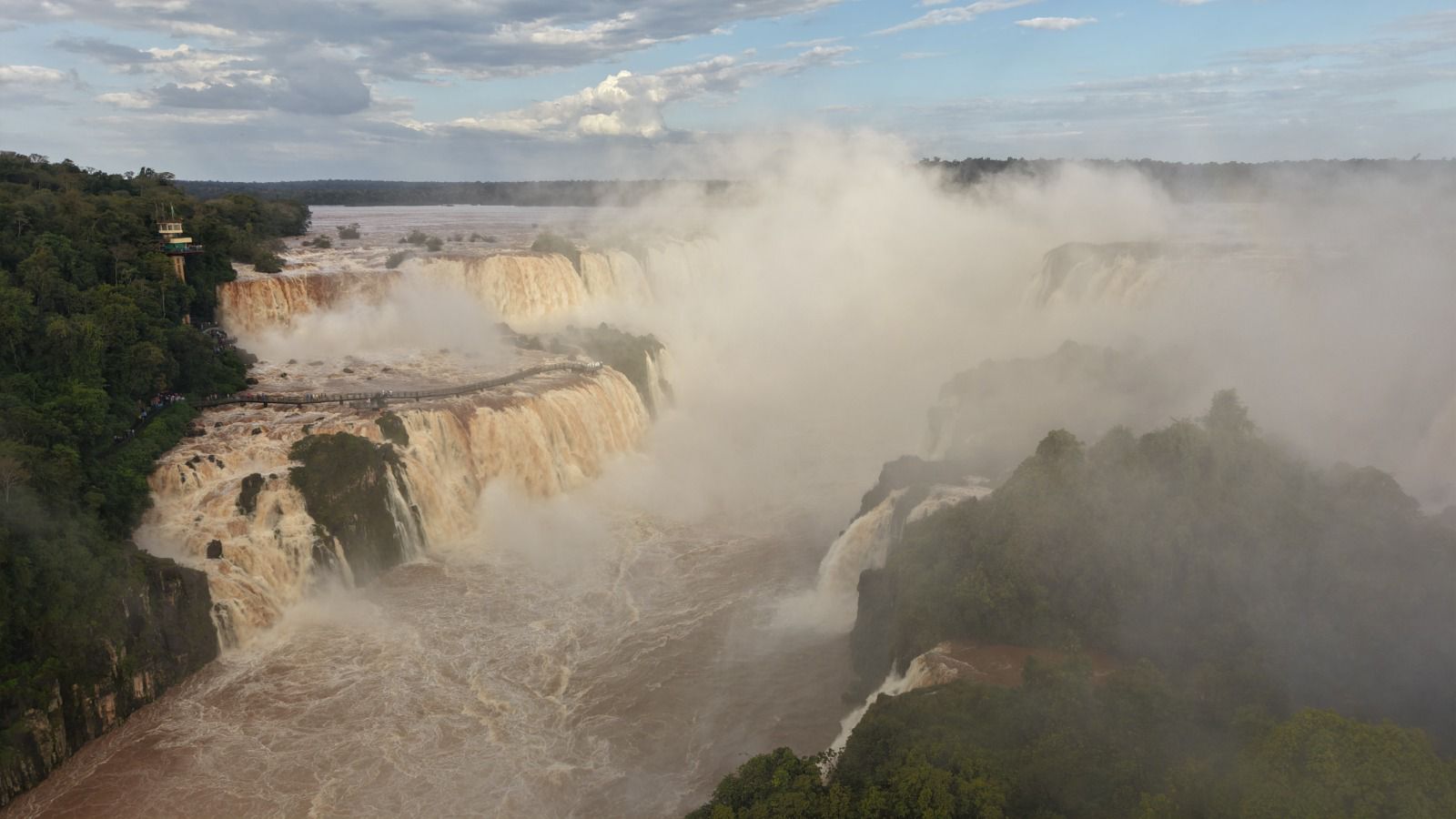 Cataratas do Iguaçu registram vazão quatro vezes acima da média histórica nesta quarta-feira
