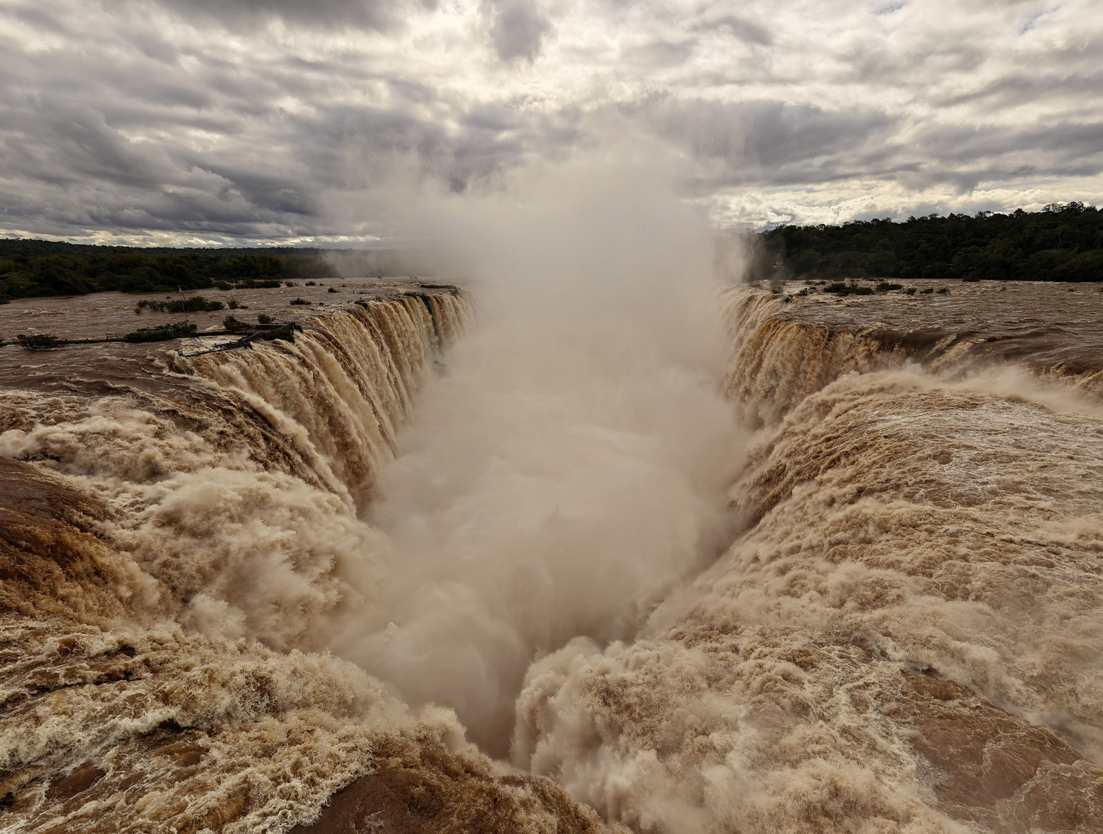 Cataratas do Iguaçu atingem vazão de 10 milhões de litros e passarela é interditada por segurança