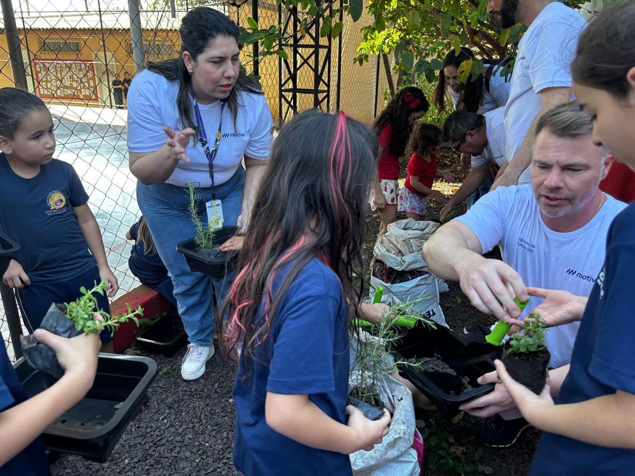 Funcionários do Aeroporto de Foz do Iguaçu participam de ação voluntária no Núcleo Criança de Valor