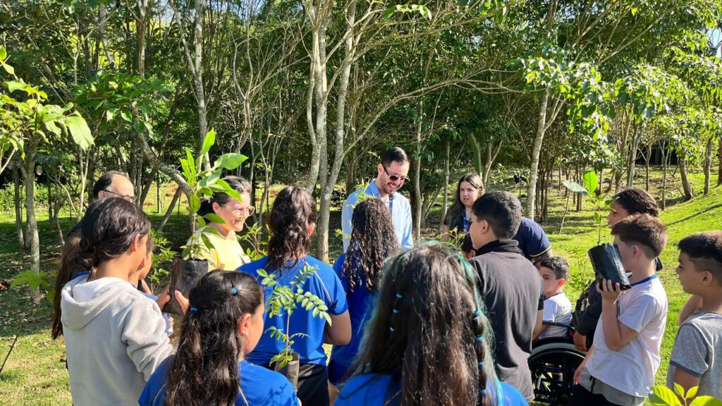 Wonder Park Foz celebra Dia da Árvore com plantio de 60 mudas e atividade educativa