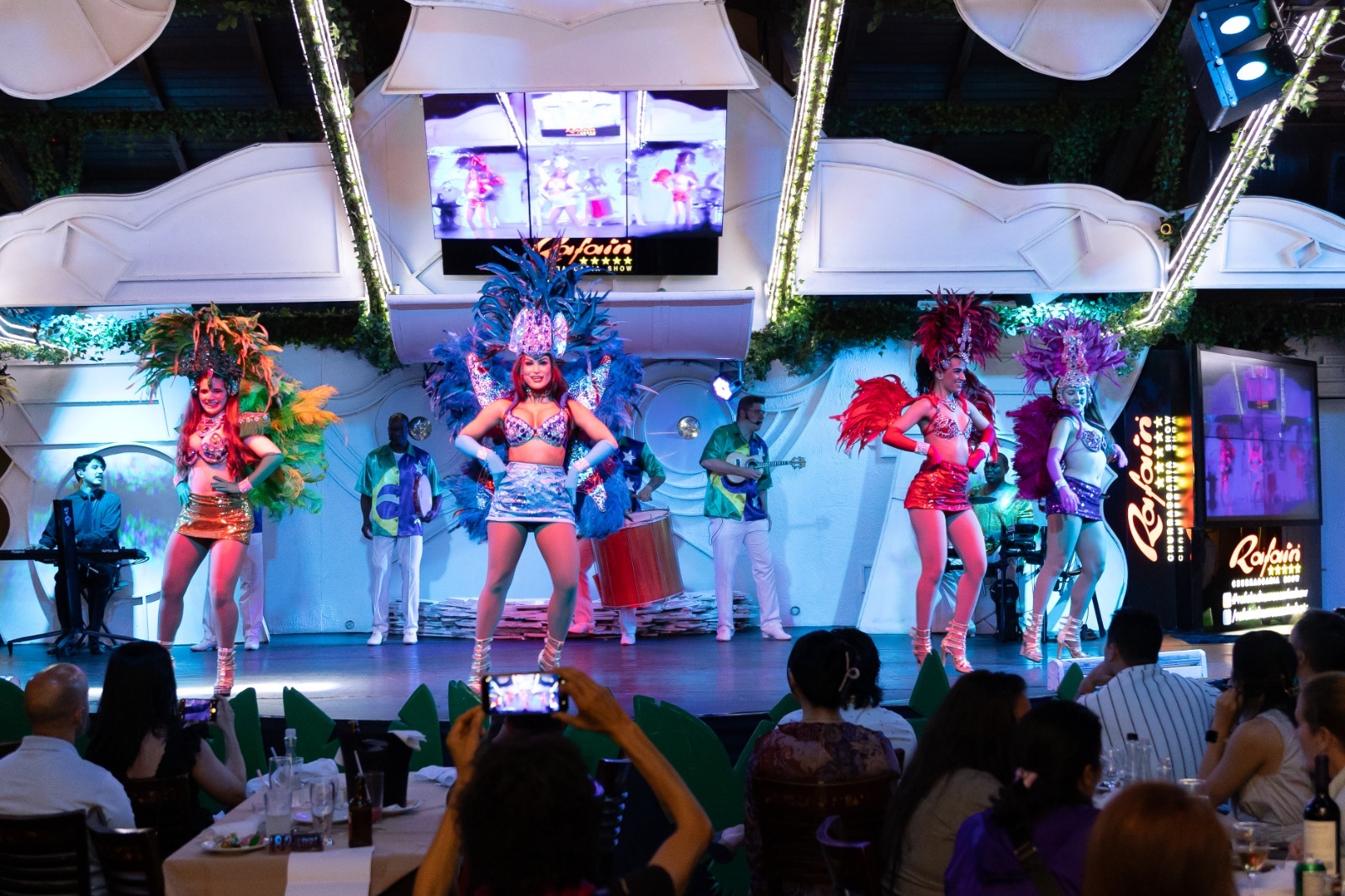 Rafain Churrascaria Show anuncia renovação do espetáculo e audição para novos bailarinos